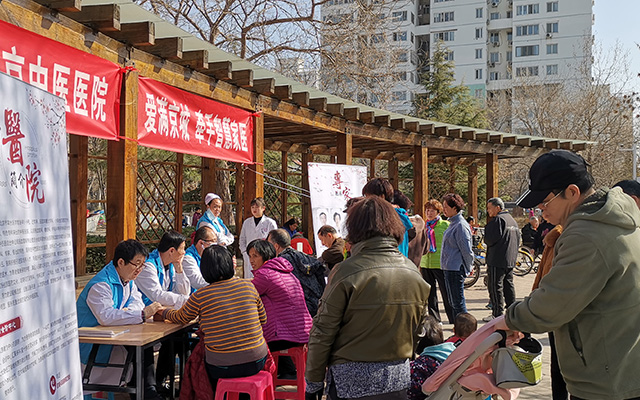 【学雷锋日】爱体育网页版登录入口举办“爱满京城，牵手智慧家医”志愿服务活动(图2)